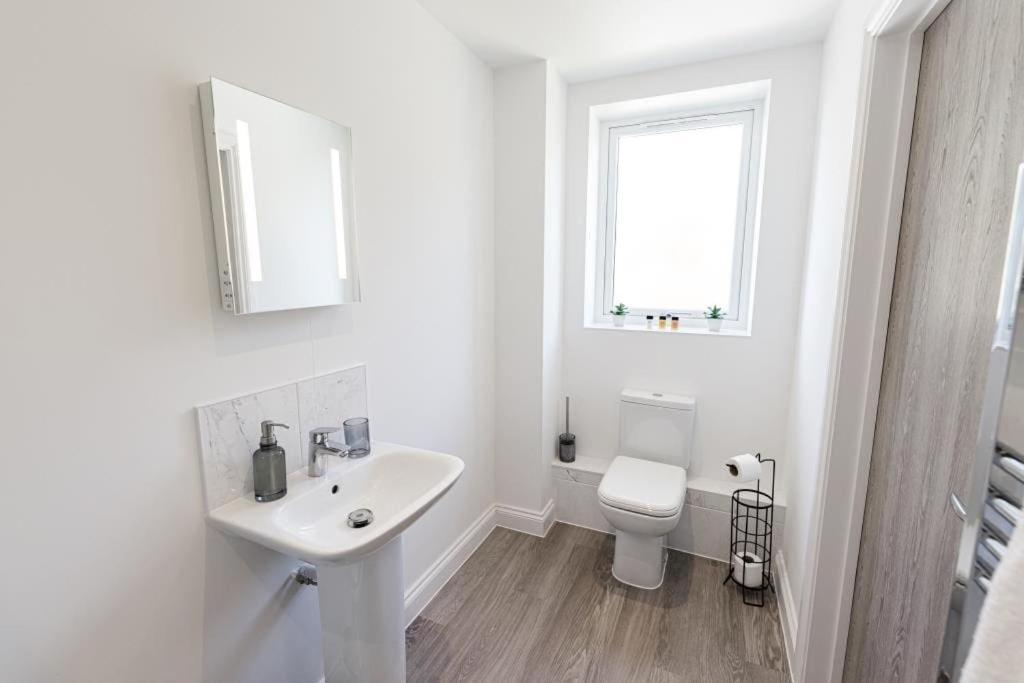 Bournecoast - Stylish Flat With Balcony - Sea Glimpses - 10 Min Walk To Beach - Parking - Wifi - Fm8405 بورنماوث المظهر الخارجي الصورة