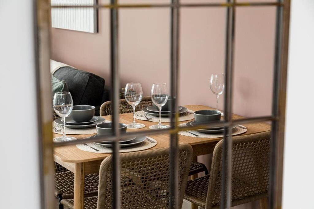 Bournecoast - Stylish Flat With Balcony - Sea Glimpses - 10 Min Walk To Beach - Parking - Wifi - Fm8405 بورنماوث المظهر الخارجي الصورة
